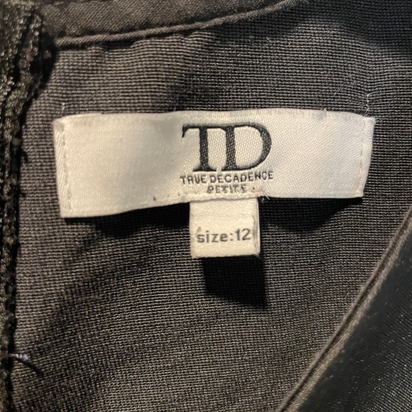 Sophisticated Romper in Black 🖤 - Picture 2 of 3